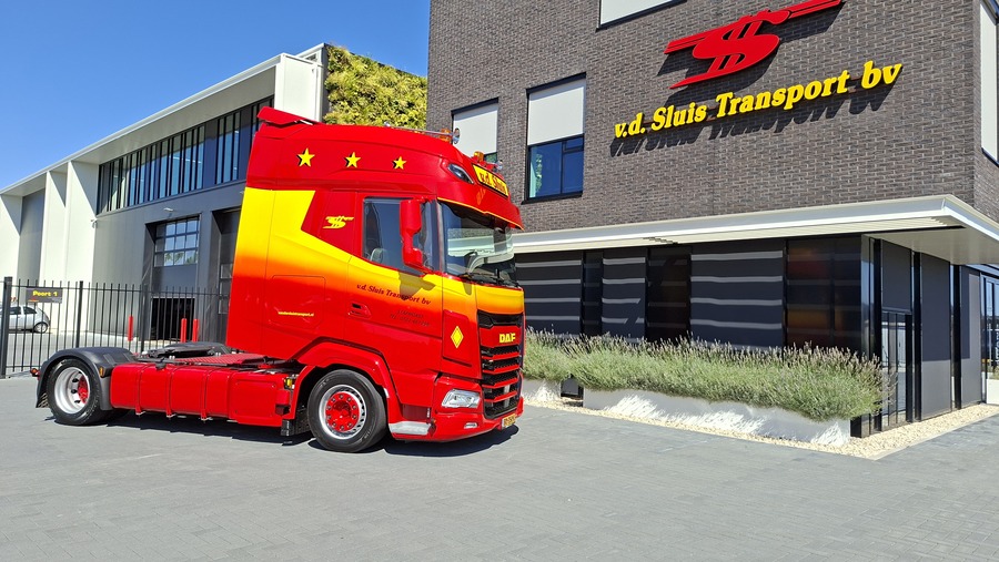 Bakker Bedrijfswagens aflevering - Van der Sluis Transport  3.jpg